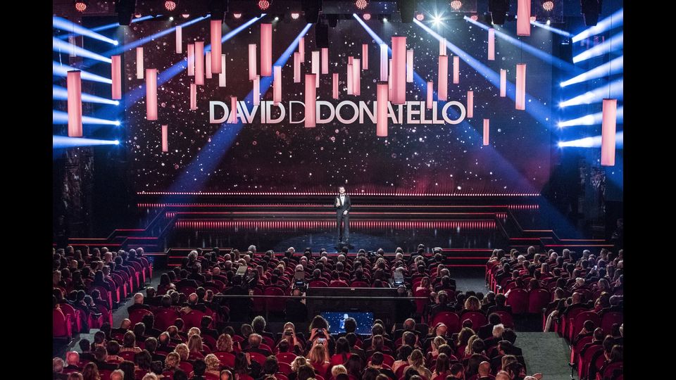 Il presentatore Alessandro Cattelan sul palco del David di Donatello durante la cerimonia di premiazione (Afp)&nbsp;