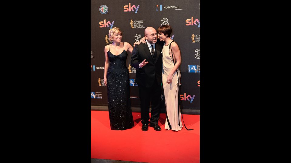 Paolo Virz&igrave; con Valeria Bruni Tedeschi e Micaela Ramazzotti protagoniste del film &quot;La pazza gioia&quot; (Afp)