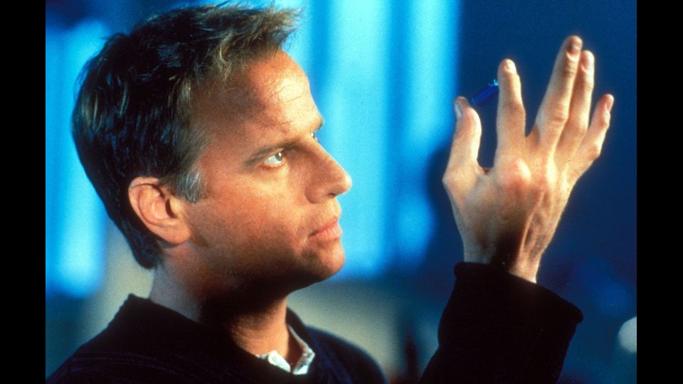 Lambert ha una forte miopia, che gli impedisce di indossare lenti a contatto. Spesso &egrave; stato costretto a recitare senza occhiali e questo gli ha procurato diversi incidenti.&nbsp;Nella foto (Afp) una scena di 'Nirvana' del&nbsp;1997.