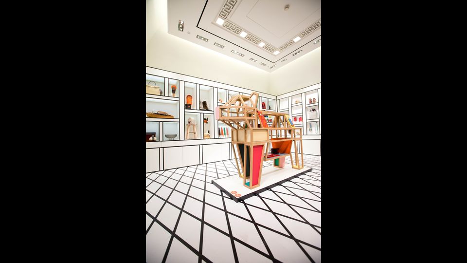 I 120 metri quadri dello spazio sono stati reinventati: le pareti e il pavimento rivestiti da superfici color bianco mat con profili neri hanno una grafica dall'impronta forte, che richiama uno stile cartoon e mette in risalto il colore e la creativita' degli oggetti.&nbsp;