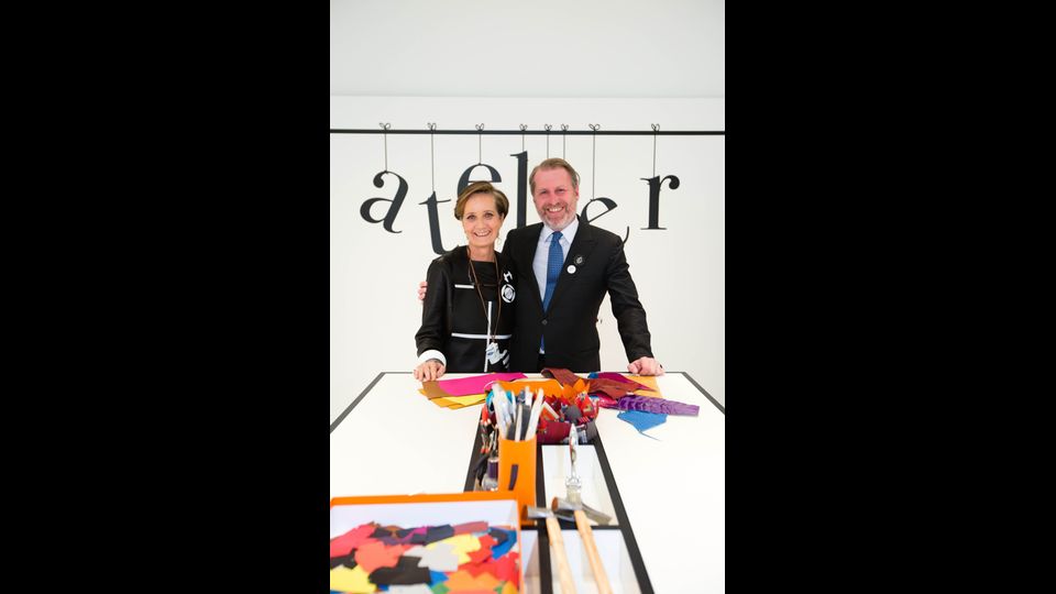 Arriva a Roma Petit h, il primo pop-ap store di Hermes: una collezione creativa, fatta di oggetti unici che nascono dal riutilizzo dei materiali che altrimenti andrebbero scartati. Il negozio, aperto al pubblico da domani e fino al prossimo 30 giugno, si trova in via dei Condotti, sede storica di Hermes nella capitale, rimasta vuota, lo scorso autunno, dopo il trasferimento della boutique in via Bocca di Leone.