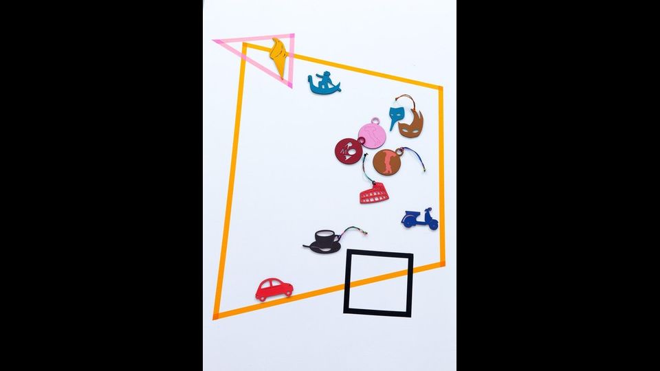 Si tratta di un vero e proprio laboratorio di creazione e riflessione che riunisce sotto lo stesso tetto artisti e designer per combinare l'occhio originale dell'artista con le mani esperte degli artigiani Hermes e dare cosi' una seconda vita ai materiali della maison.