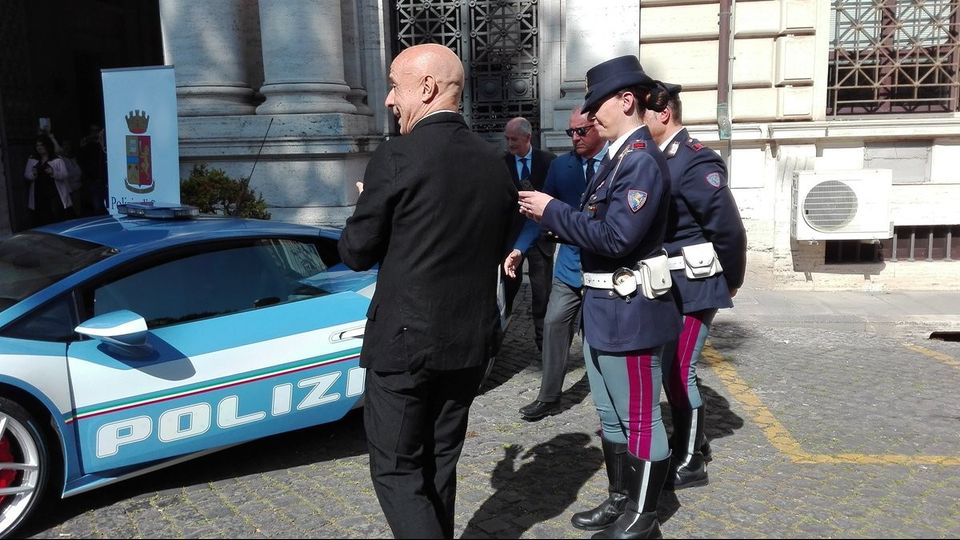 Compito fondamentale della Hurac&aacute;n Polizia &egrave; l&rsquo;assistenza sanitaria. A questo scopo, il bagagliaio anteriore della vettura ospita una speciale attrezzatura frigobox per il trasporto urgente di organi per trapianti. Per il soccorso d'emergenza delle persone l'equipaggiamento comprende, inoltre, un defibrillatore. L&rsquo;abitacolo della Hurac&aacute;n Polizia &egrave; provvisto delle pi&ugrave; avanzate dotazioni tecnologiche. La vettura &egrave; equipaggiata con il sistema di bordo composto da tablet, con integrati computer e sistema di registrazione e telecamera. I sistemi consentono di documentare le attivit&agrave; di controllo su strada.