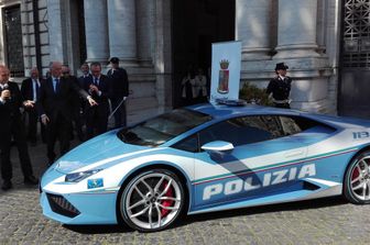 Si &egrave; svolta presso il Viminale la cerimonia di consegna della nuova Lamborghini Hurac&aacute;n Polizia al ministro dell&rsquo;Interno Marco Minniti e al capo della Polizia Franco Gabrielli. La nuova Hurac&aacute;n verr&agrave; assegnata alla Polizia stradale di Bologna e verr&agrave; impiegata sia in attivit&agrave; operative sia per il trasporto urgente di sangue e organi.