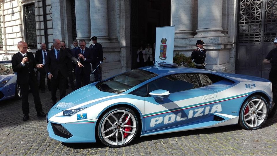 Si &egrave; svolta presso il Viminale la cerimonia di consegna della nuova Lamborghini Hurac&aacute;n Polizia al ministro dell&rsquo;Interno Marco Minniti e al capo della Polizia Franco Gabrielli. La nuova Hurac&aacute;n verr&agrave; assegnata alla Polizia stradale di Bologna e verr&agrave; impiegata sia in attivit&agrave; operative sia per il trasporto urgente di sangue e organi.