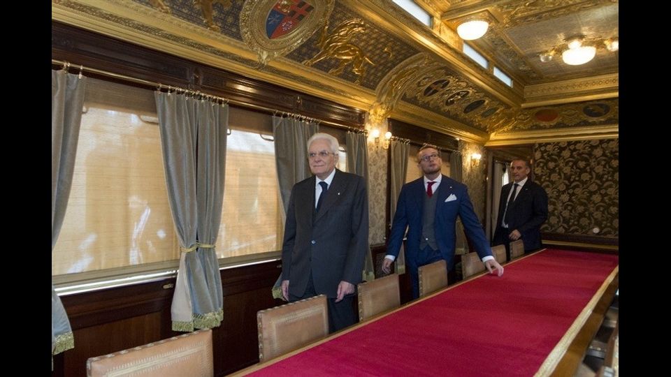 La carrozza del treno reale/presidenziale, quello usato da Mattarella per arrivare a Pietrarsa, costruito nel 1928; il vagone, dorato in occasione delle nozze tra il principe Umberto II e Maria Jose, ora &egrave; stato oggetto di un sapiente restauro che ha coinvolto le maestranze del Quirinale. &nbsp;(foto dal sito del Quirinale)