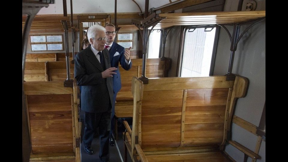 Il presidente della Repubblica, Sergio Mattarella ha partecipato a Pietrarsa alla cerimonia di inaugurazione del museo ferroviario dopo il completamento del restauro. (foto dal sito del Quirinale)
