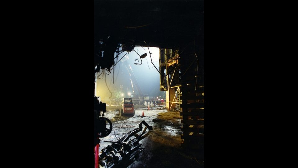 Le immagini mostrano il Pentagono in fiamme, i pompieri che combattono con l'incendio, l'arrivo dei soccorsi. &nbsp;(foto Fbi)