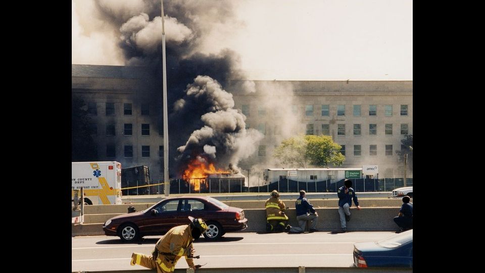 L'Fbi ha diffuso una serie di foto d'archivio che mostrano la devastazione del Pentagono subito dopo l'attacco dell'11 settembre.&nbsp;(foto Fbi)