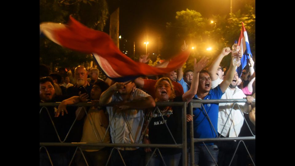 La Costituzione del 1992, introdotta dopo 35 anni di dittatura, limita rigorosamente i presidenti a un unico mandato di cinque anni. Ma il presidente in carica, Horactio Cartes sta tentando di abolire la restrizione per presentarsi alla rielezione.Proteste in Paraguay (Afp)