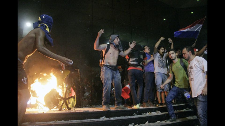 Nelle immediate vicinanze del Pante&oacute;n de los Heroes, nel centro storico della citt&agrave;, centinaia di manifestanti hanno dato fuoco ai cassonetti dell'immondizia e innalzato barricate con le quali bloccare l'avanzata della polizia, che ha usato gas lacrimogeni e sparato proiettili di gomma.&nbsp;(Afp)