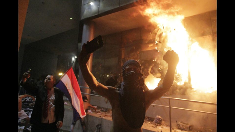 Le proteste sono cominciate dinanzi alla sede del Parlamento e si sono trasferite nelle strade del centro della citt&agrave;, dove ardono decine di barricate, mentre la polizia e gli agenti a cavallo tentavano di disperdere i manifestanti.(Afp)