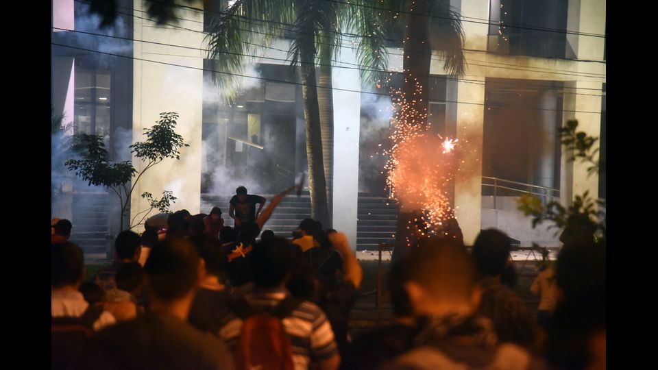 Nel crescendo delle proteste, i manifestanti hanno dato fuoco a parte dell'edificio del Congresso e preso d'assalto l'edificio, rompendo finestre e recinzioni.&nbsp;(Afp)