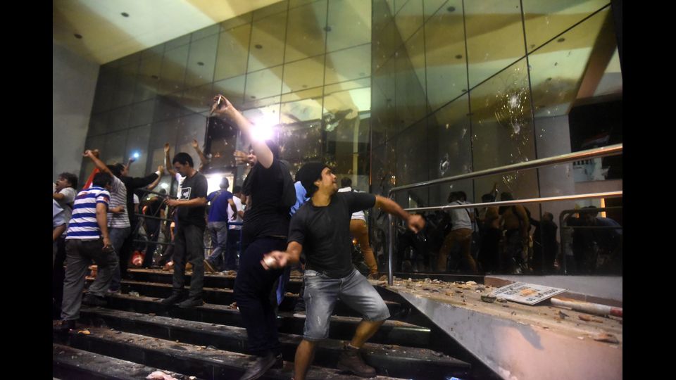 Un giovane &egrave; morto per gli spari della polizia nella sede del Partido Liberal Radical Autentico. Secondo il presidente del partito, Efrain Alegre, la polizia ha fatto irruzione &quot;in modo barbaro&quot; nei locali del partito e ha sparato contro i manifestanti, alcuni dei quali sono rimasti feriti gravemente. (Afp)