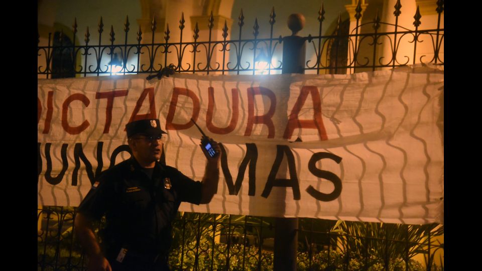 Decine di persone, manifestanti, ma anche esponenti politici ed agenti, sono rimasti feriti. Il Congresso &egrave; stato incendiato in parte e, secondo fonti sul posto, le fiamme sono andate avanti per un paio d'ore.&nbsp;Proteste in Paraguay (Afp)