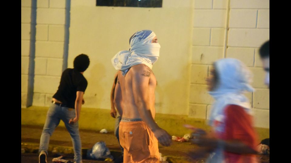 E' caos ad Assuncion, in Paraguay, per le proteste innescate da un disegno di legge che permetterebbe al presidente di essere rieletto.&nbsp;(Afp)