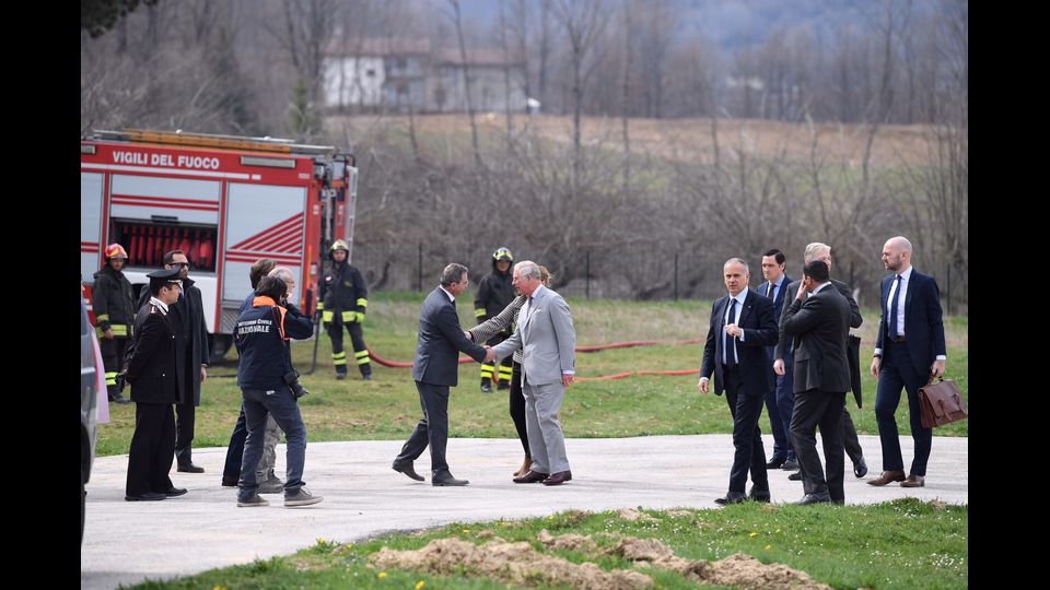 &nbsp;Il principe Carlo, in visita ad Amatrice, ha percorso a piedi Corso Umberto I, il cuore del centro storico della cittadina laziale devastata dal terremoto.