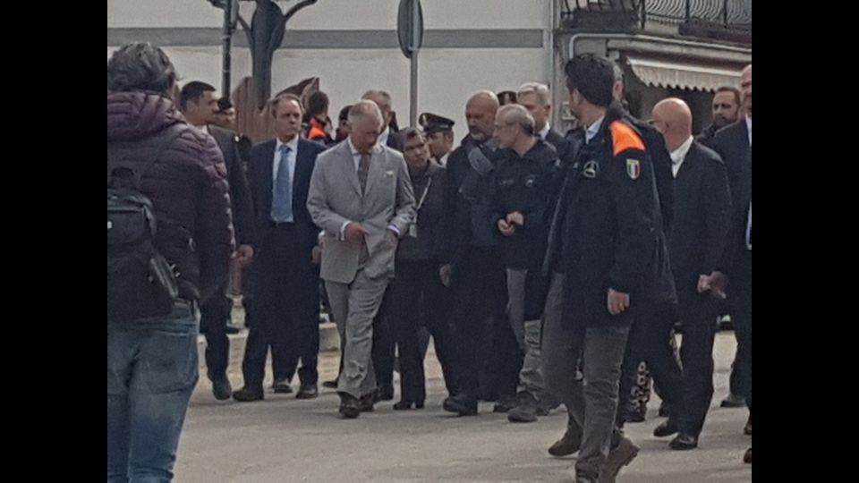 Carlo d'Inghilterra fra le macerie di Amatrice&nbsp;(foto Paolo Giomi, Agi)