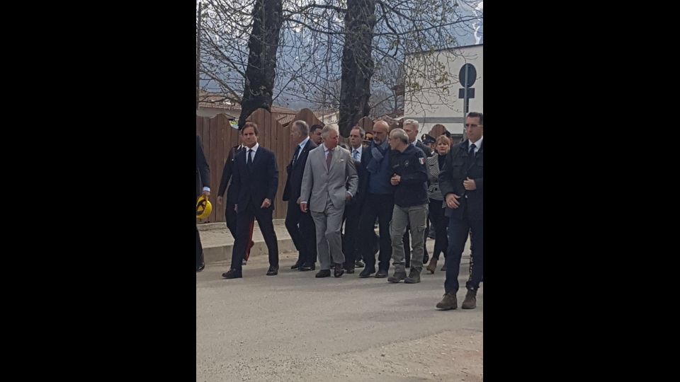 Carlo non e' stato seguito dalla consorte Camilla, impegnata in un incontro con una Onlus fiorentina.Il principe Carlo ad Amatrice&nbsp;(foto Paolo Giomi, Agi)