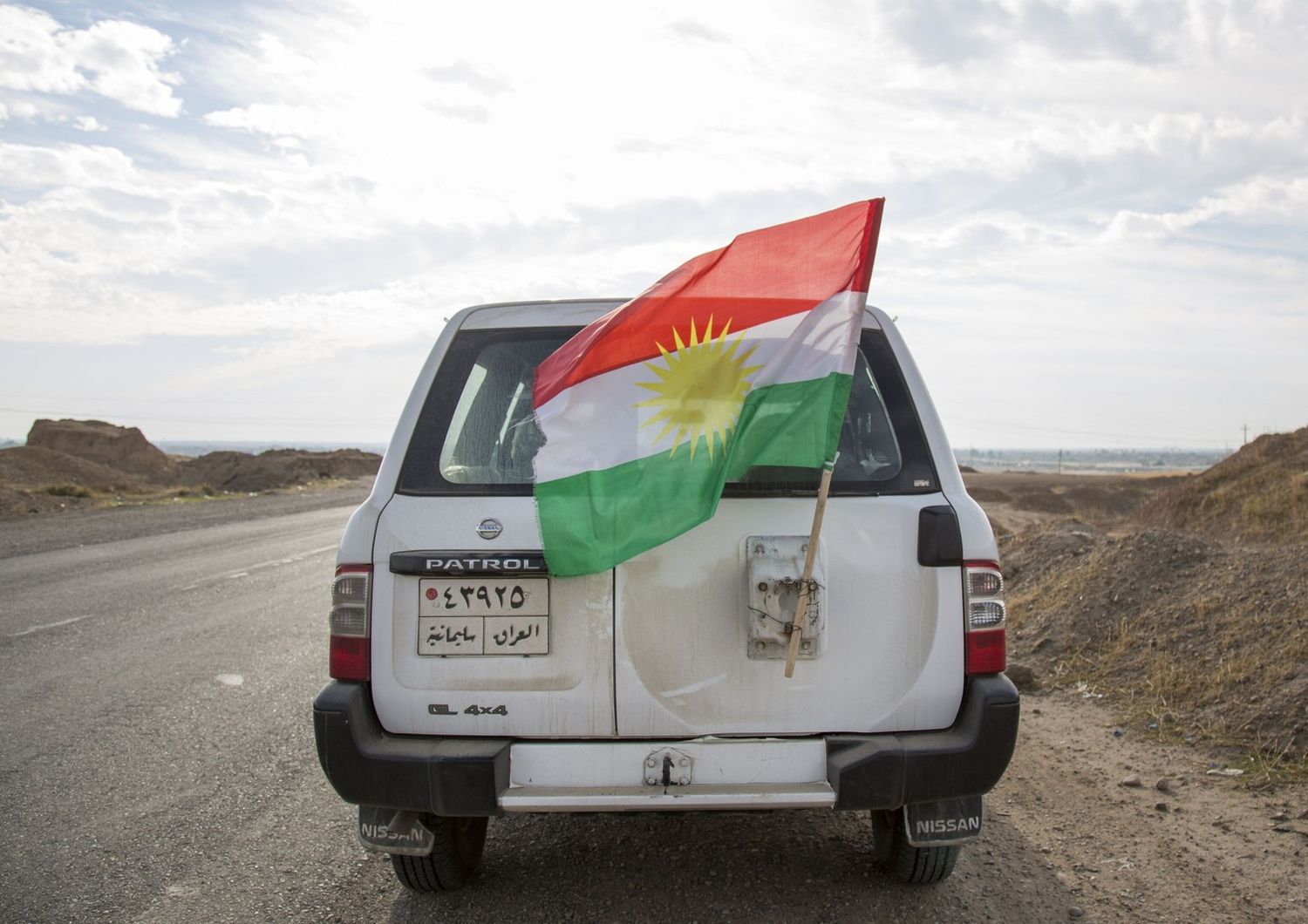 &nbsp;Iraq - Kirkuk - auto peshmerga con bandiera curda (Afp)