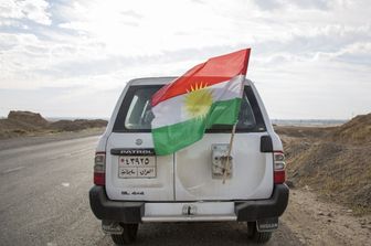 &nbsp;Iraq - Kirkuk - auto peshmerga con bandiera curda (Afp)