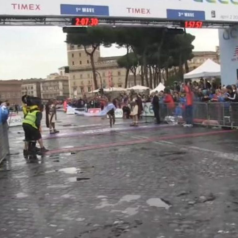 Maratona Roma, l&#39;arrivo dei vincitori della gara maschile e femminile
