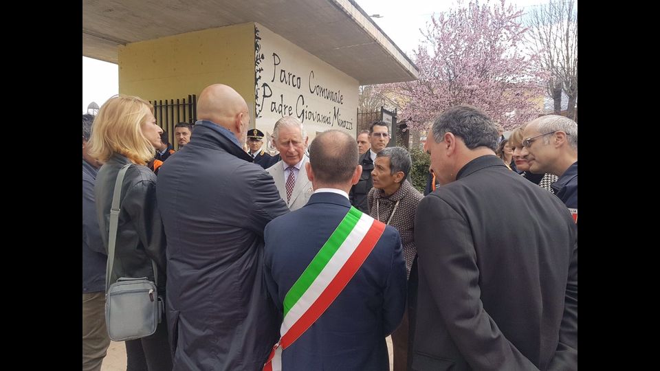 &nbsp; Carlo d'Inghilterra ad Amatrice &nbsp;(foto Paolo Giomi, Agi)