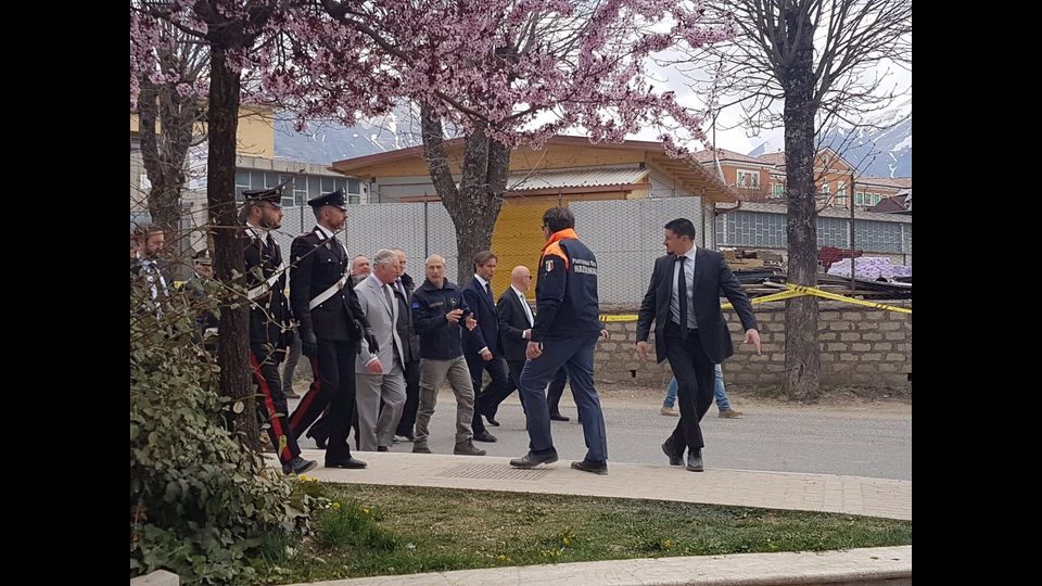 &nbsp; Carlo d'Inghilterra tra le macerie di Amatrice &nbsp;(foto Paolo Giomi, Agi)