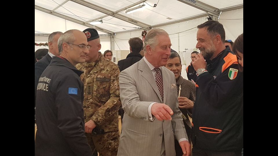 &nbsp; &nbsp;Carlo d'Inghilterra tra le macerie di Amatrice &nbsp;(foto Paolo Giomi, Agi)