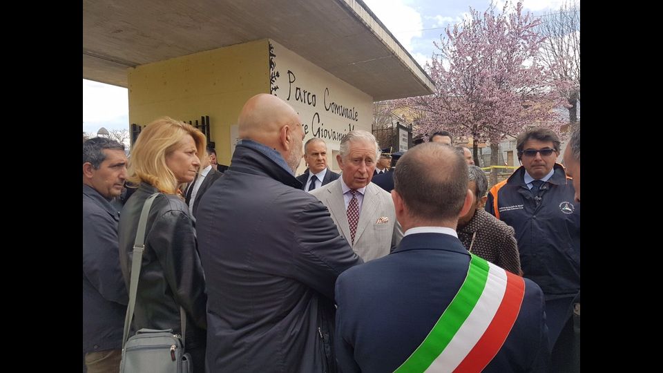 &nbsp; &nbsp;Carlo d'Inghilterra tra le macerie di Amatrice &nbsp;(foto Paolo Giomi, Agi)