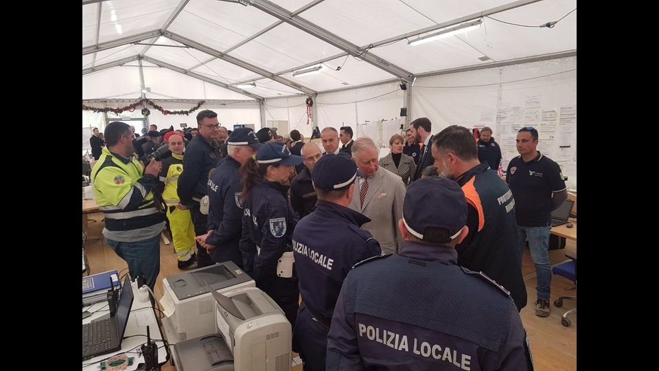 &nbsp; &nbsp;Carlo d'Inghilterra tra le macerie di Amatrice &nbsp;(foto Paolo Giomi, Agi)