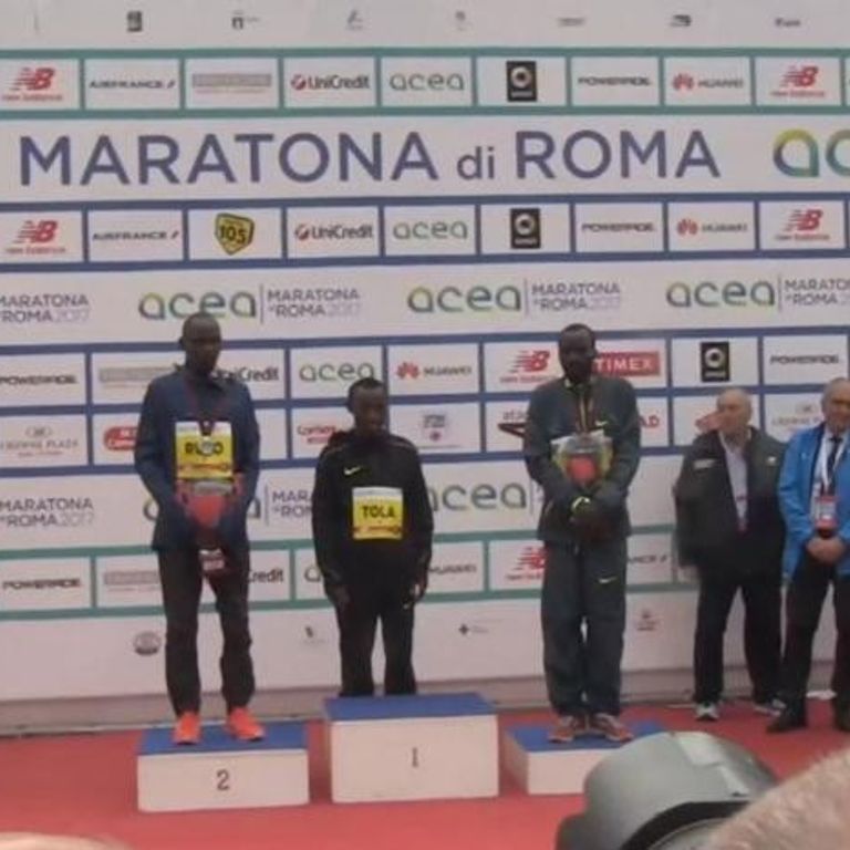 Maratona Roma, Il vincitore Tola premiato dalla Sindaca Raggi