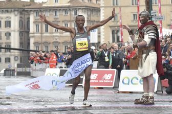 L'atleta etiope Shura Kitata Tola, vincitore, taglia il traguardo per della 23 &deg; Maratona di Roma&nbsp;