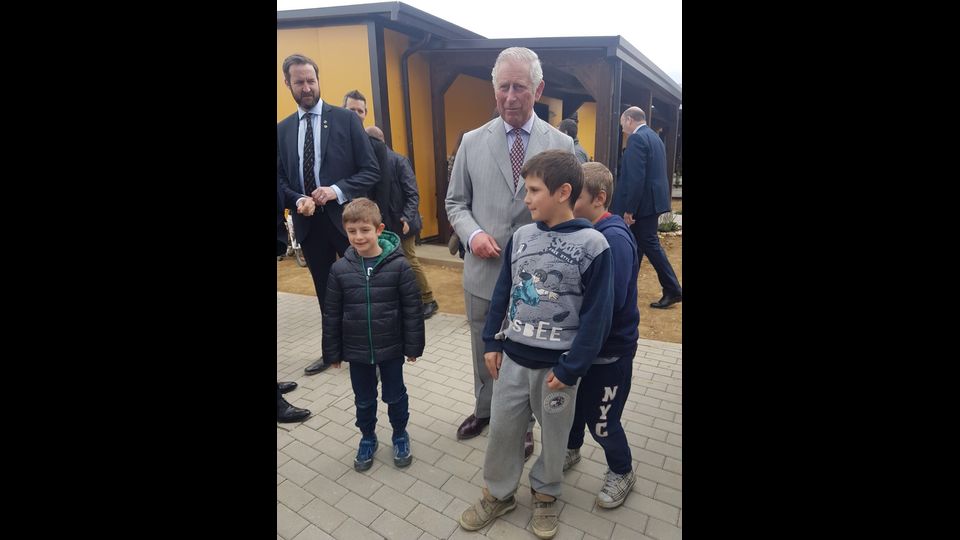 &nbsp; &nbsp;Carlo d'Inghilterra con i bambini di Amatrice &nbsp;(foto Paolo Giomi, Agi)