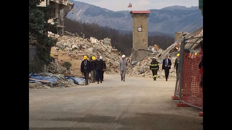 Carlo d'Inghilterra tra le macerie di Amatrice &nbsp;(foto Paolo Giomi, Agi)