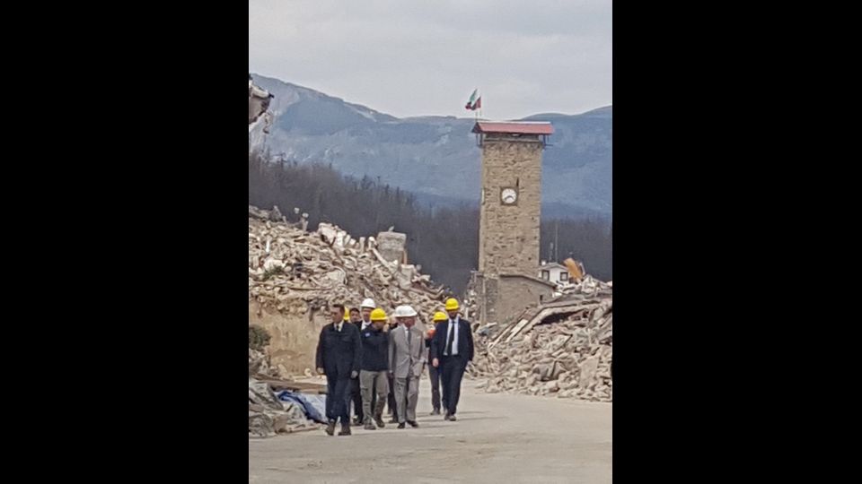 &nbsp; Carlo d'Inghilterra tra le macerie di Amatrice &nbsp;(foto Paolo Giomi, Agi)