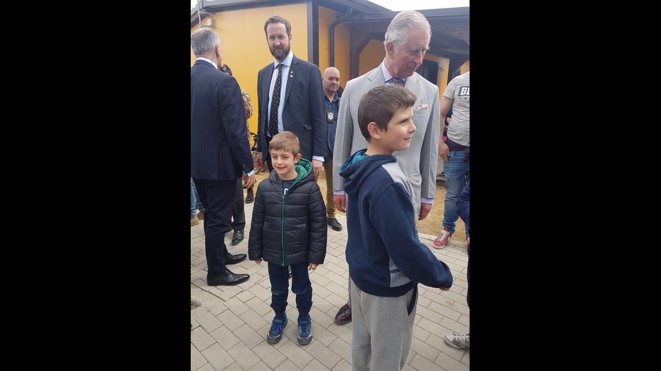 &nbsp;Carlo d'Inghilterra con i bambini di Amatrice &nbsp;(foto Paolo Giomi, Agi)