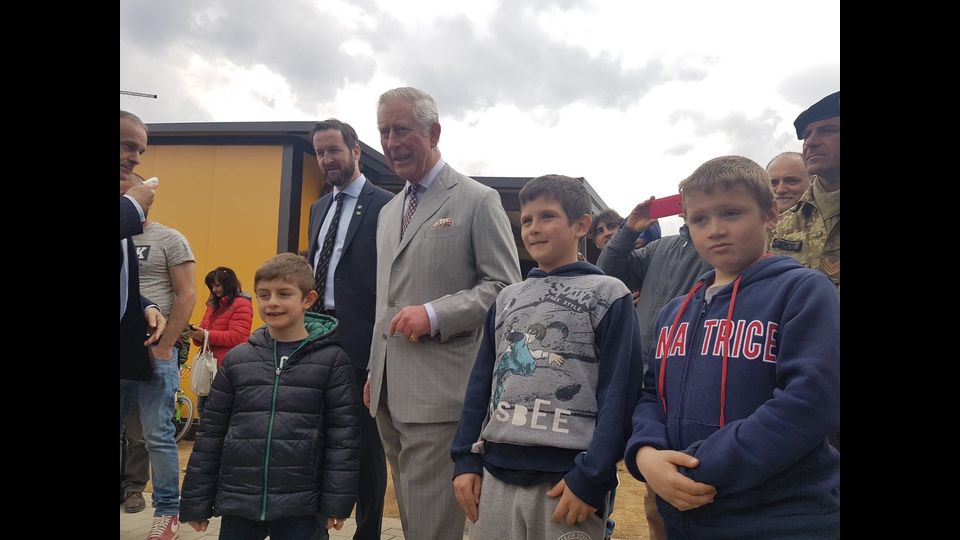 &nbsp;Carlo d'Inghilterra con i bambini di Amatrice &nbsp;(foto Paolo Giomi, Agi)