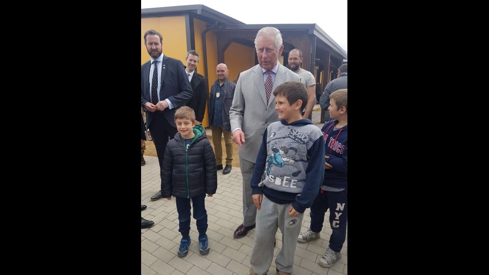 &nbsp;Carlo d'Inghilterra con i bambini di Amatrice &nbsp;(foto Paolo Giomi, Agi)
