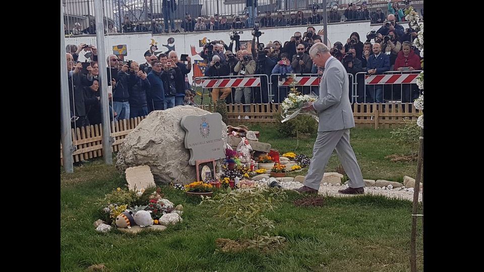 Il memoriale per le vittime di Amatrice dove Carlo d'Inghilterra depone dei fiori&nbsp;(foto Paolo Giomi, Agi)