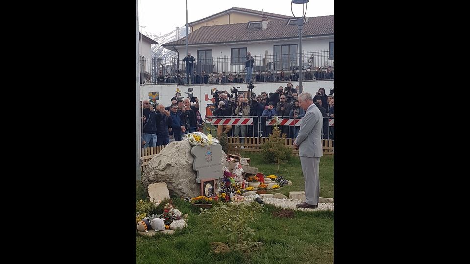&nbsp; Il memoriale per le vittime di Amatrice dove Carlo d'Inghilterra depone dei fiori&nbsp;(foto Paolo Giomi, Agi)