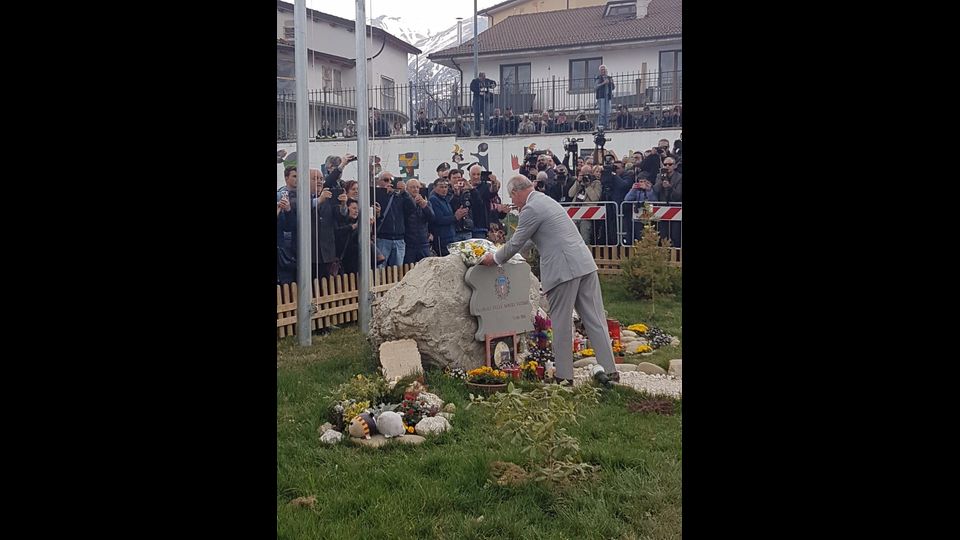 &nbsp;Il memoriale per le vittime di Amatrice dove Carlo d'Inghilterra depone dei fiori&nbsp;(foto Paolo Giomi, Agi)