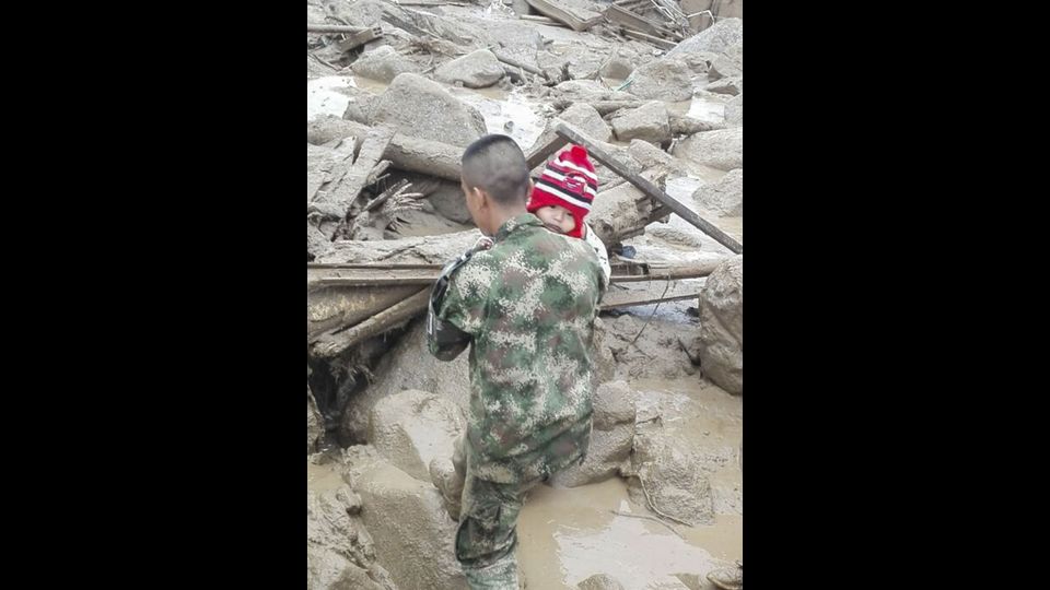Soldati alle prese con le operazioni di soccorso nel fango (Afp)&nbsp;