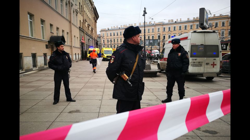 Nei video apparsi sulla stampa e sui social media, si veda la piattaforma d'arrivo invasa dal fumo, almeno una carrozza sventrata con la porta divelta e feriti ricoperti di sangue a terra.  (foto Afp)&nbsp;