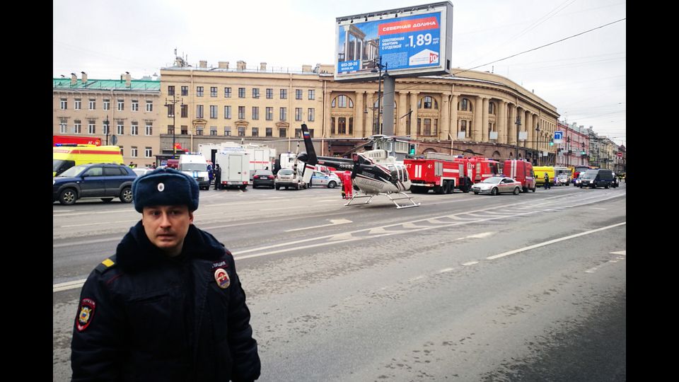 &nbsp;Un'esplosione ha sventrato un vagone della metro di San Pietroburgo, alla fermata 'Sennaya ploshad' (foto Afp)