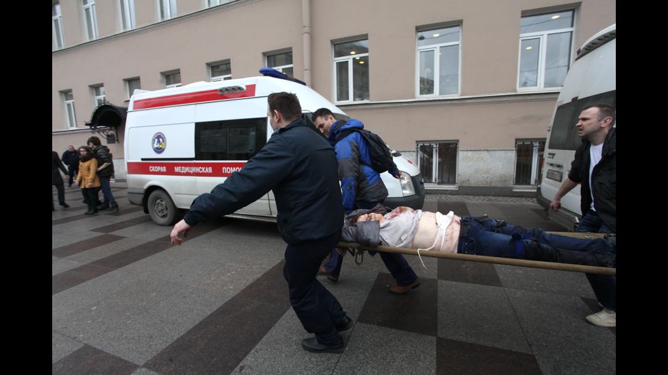 &nbsp;Sono almeno 10 i morti, seconda l'agenzia di stampa Itar Tass, e una cinquantina i feriti. Una seconda esplosione, secondo testimonianze riportate dalla Ria Novosti, ha colpito anche la fermata 'Tekhnologhichesky Institut'. Soccorritori sono sul posto in forze. (foto Afp)