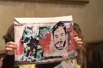 &nbsp;Madre Regeni mostra foto del figlio