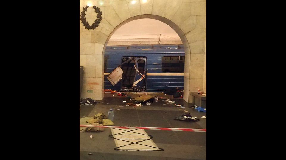 &nbsp;Esplosione nella metro di San Pietroburgo (foto Afp)