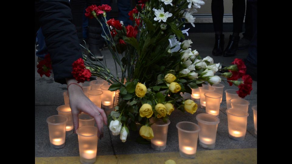 Fiori e le candele accese in memoria delle vittime dell'esplosione nella metropolitana di San Pietroburgo fuori dalla stazione di Sennaya. (foto Afp)&nbsp;