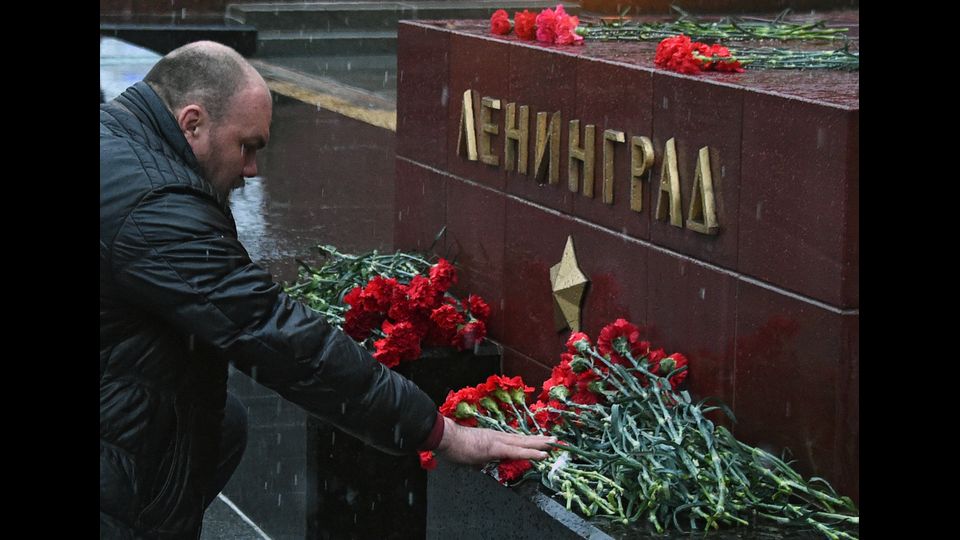 &nbsp;Fiori e le candele accese in memoria delle vittime dell'esplosione nella metropolitana di San Pietroburgo fuori dalla stazione di Sennaya. (foto Afp)
